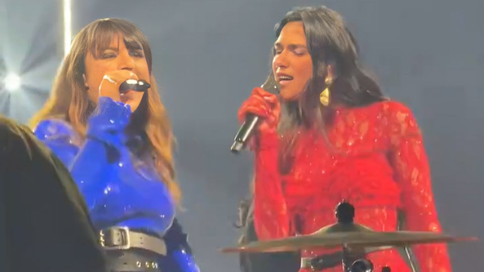 Dua Lipaは、壮大なライブデュエットのためにステージ上でチェコのポリッシュシンガーEwa Farnaを呼び出す