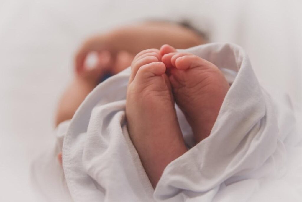 ヘラクリオンクレタ島：女性は出産し、赤ちゃんをゴミ箱に投げました|ステップ