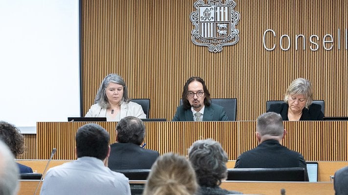 （ビデオ）契約は、AndorraのEU労働者のみに彼らの親relativeを再編成する権利を与えます