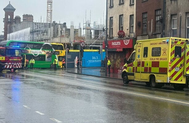 ダブリン市内中心部の救急車とバスの間でcrash落後に入院した5人