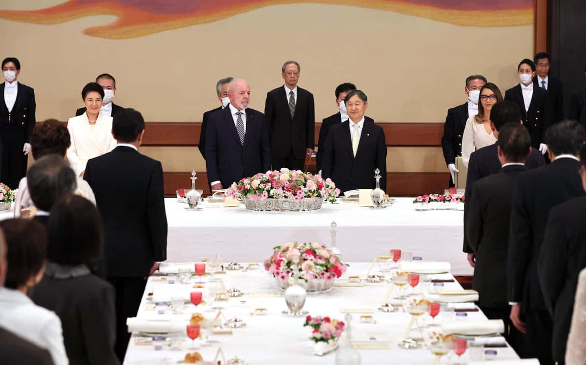宮中晩餐会に臨まれる天皇、皇后両陛下＝25日午後、皇居・宮殿「豊明殿」