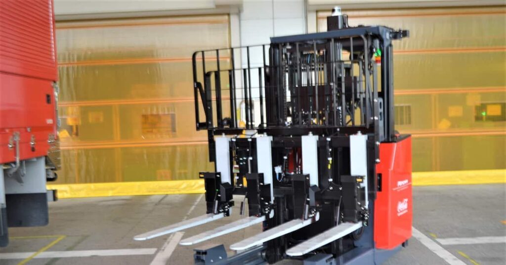 コカ・コーラ、4本爪型の荷積み自動運転フォークリフトを国内初の実用化 山梨・白州工場