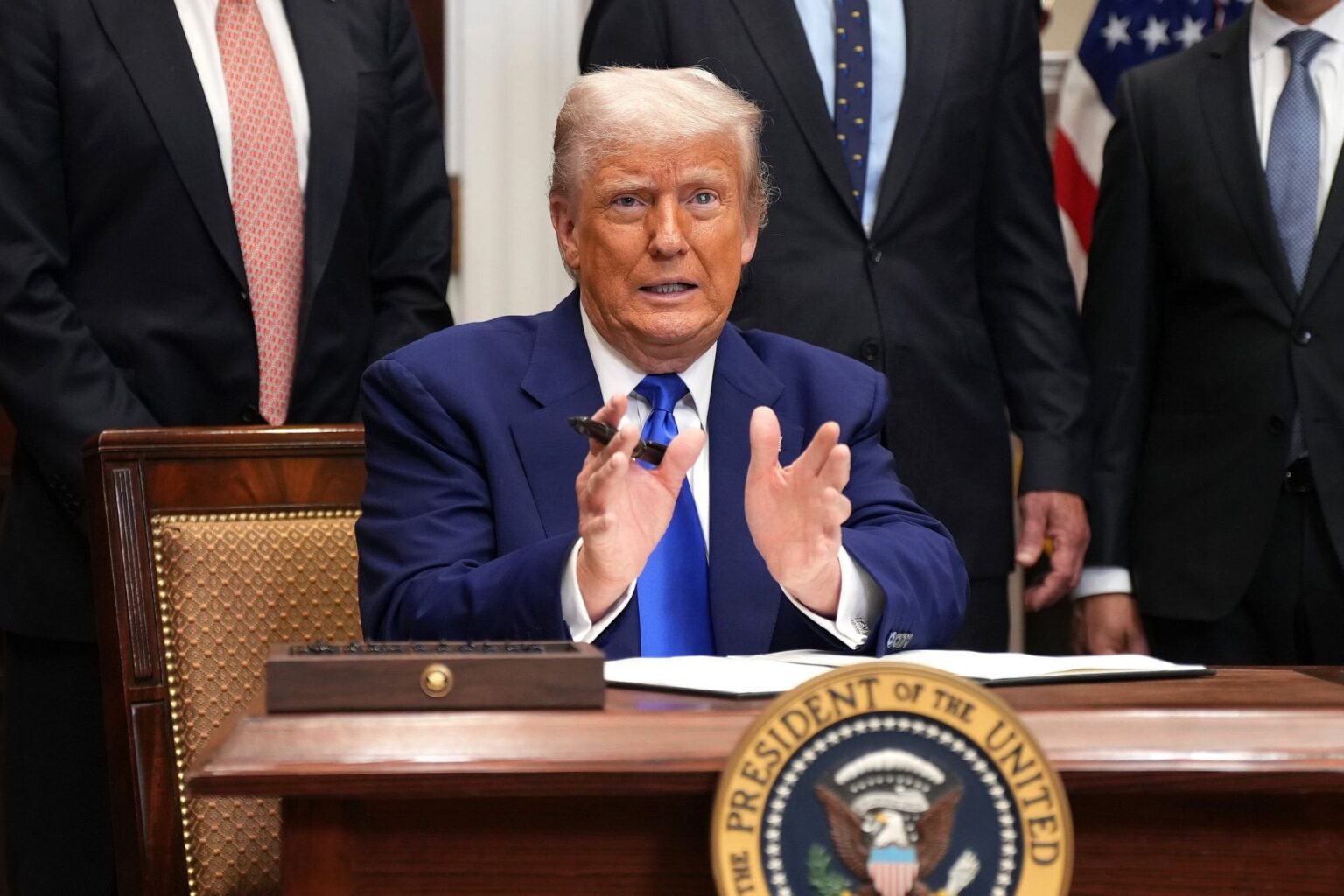 トランプは、大統領命令に署名する前に楕円形のオフィスを去ろうとした後、「精神的衰退」の懸念を復活させます：「彼は大丈夫ですか？」