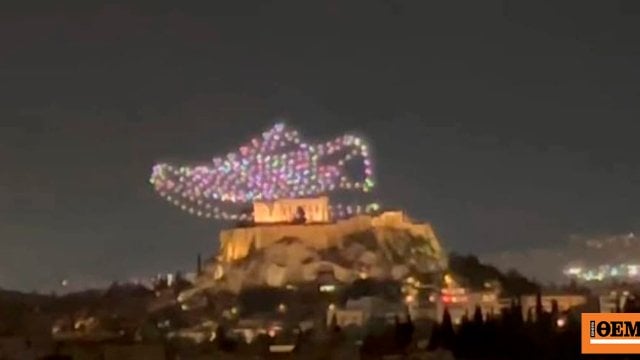 Zappeionから、380ユーロの代わりに、アクロポリスを背景にアディダスドローンを脱ぐことができました