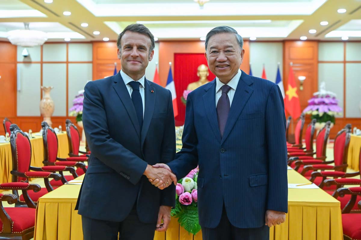 ト・ラム書記長は党中央委員会本部でフランス共和国のエマニュエル・マクロン大統領を出迎えた。写真:ハイ・グエン