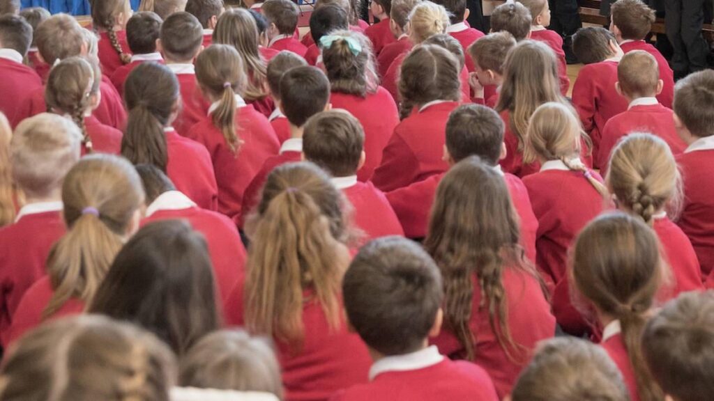 英国は子供の幸福と10代の幸福のために底の近くにランクされています