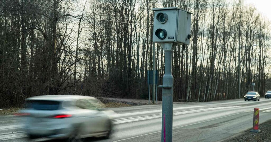 フィンランドでの外国からメッキの車がスピード違反のペナルティをかわす| YLE NEWS