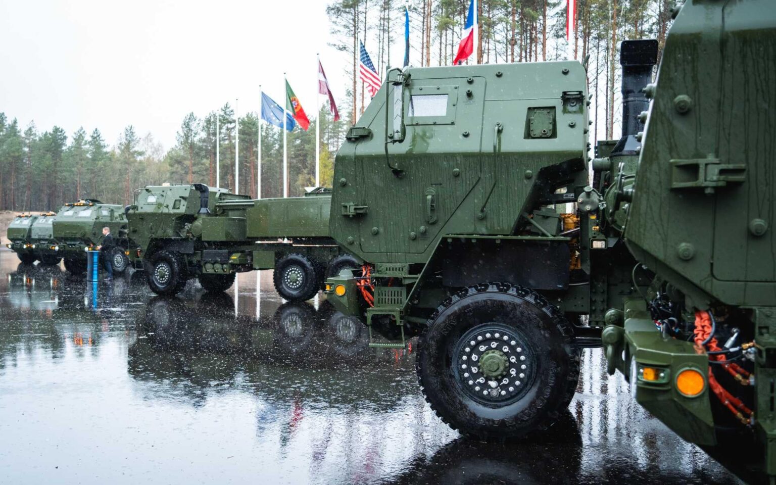 6つの新しい米国製のM142 Himars Rocket Launchersがエストニアのサービスに参加して、300キロメートルを超えるストライク範囲を拡大します。