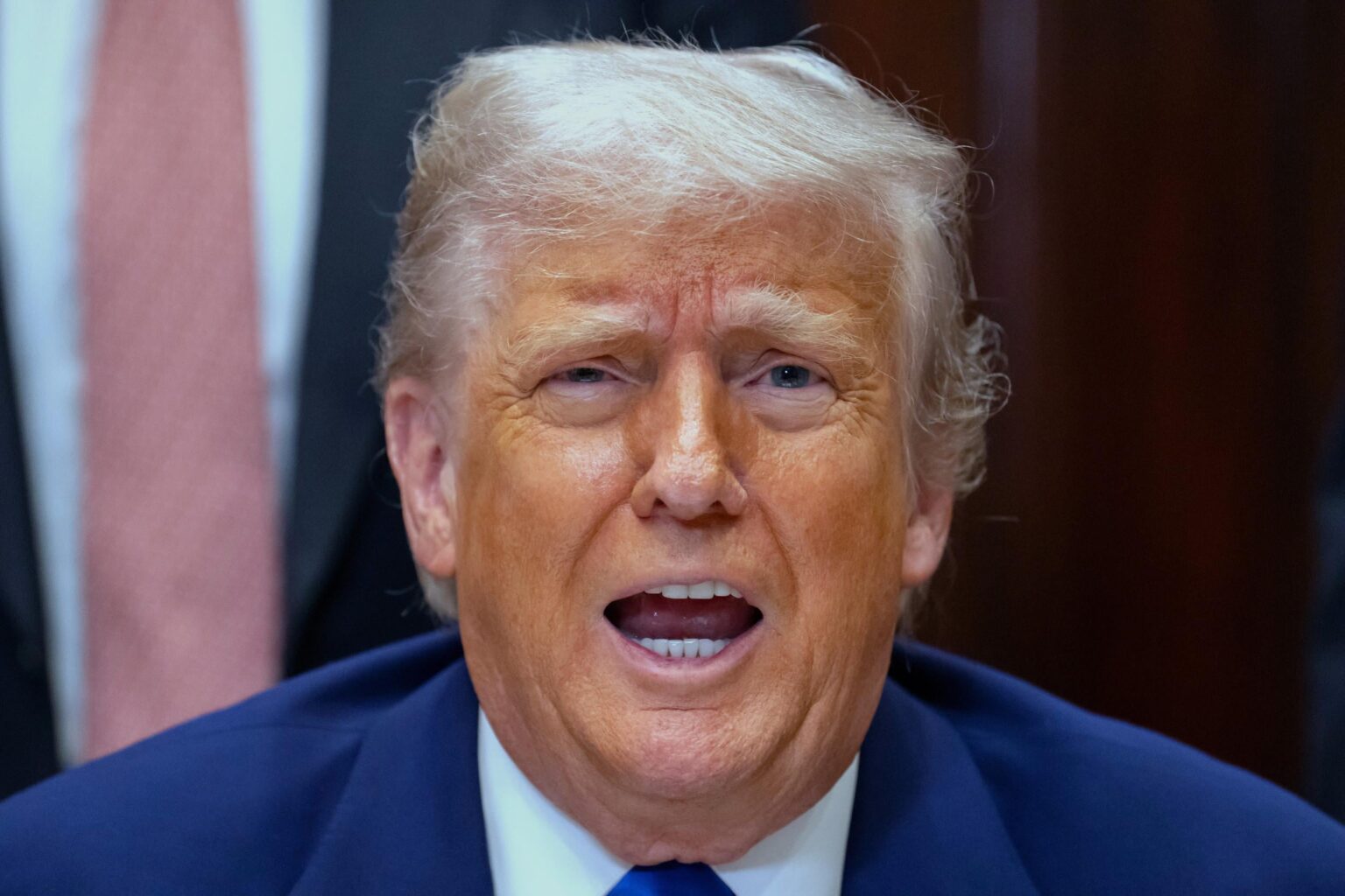 ドナルド・トランプは、彼に対する最高裁判所が私たちを破壊する可能性があると警告している