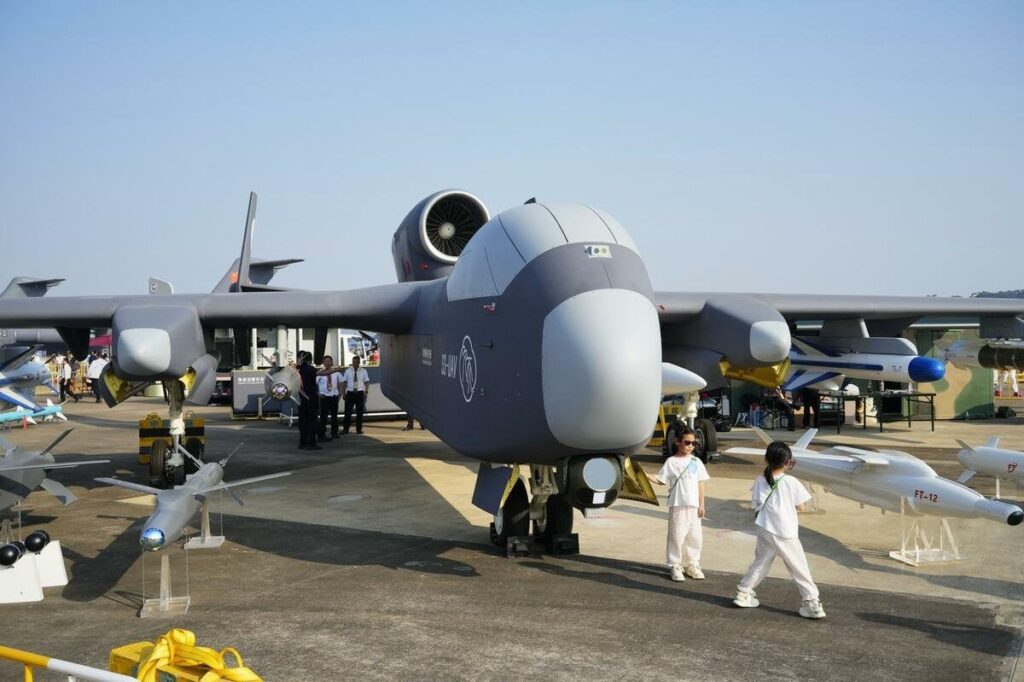 100機もの自爆型ドローン一斉発進も可能、中国のドローン空母「九天」が初飛行へ、台湾有事あれば間違いなく脅威に【迅速に交換可能なモジュール式キャビン】