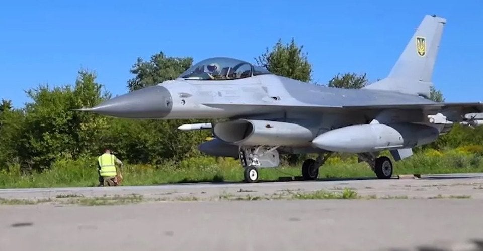 オランダはF-16ジェットの最後のバッチをウクライナに送ります。「F-16ジェットの最後のグループはオランダを去り、ロシアの侵略に対するウクライナの防空を支援する際の重要なマイルストーンをマークしました」