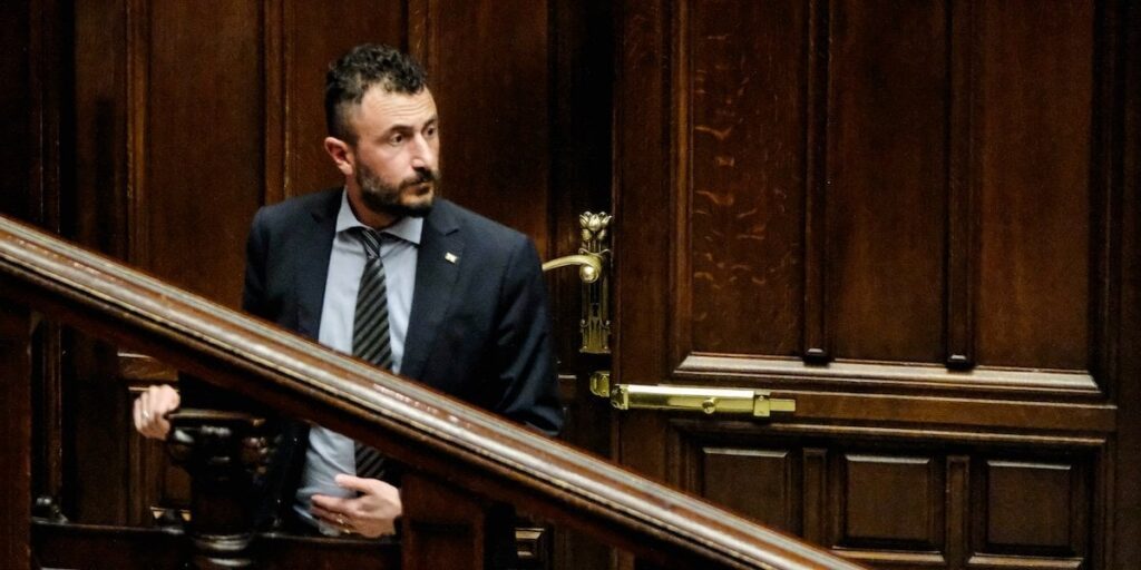 副エマニュエル・ポッツォロは、フラテリ・ダイタリアの議会グループから追放されました