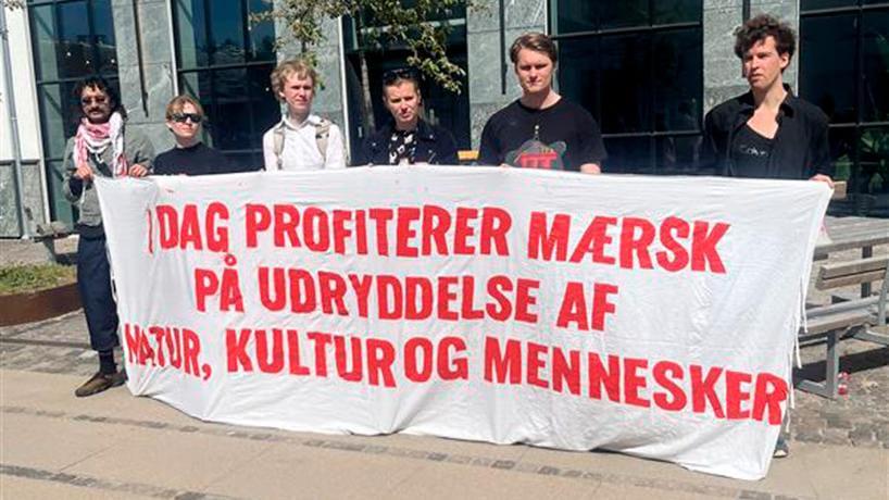 Greta Thunbergは、気候活動家とともに、Maerskの建物に入りました