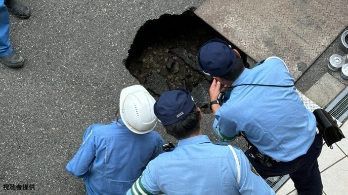 「道路に穴があいている」道路が幅約1メートルにわたり陥没 ゴミ収集車が穴にはまる 復旧作業中 大阪・淀川区