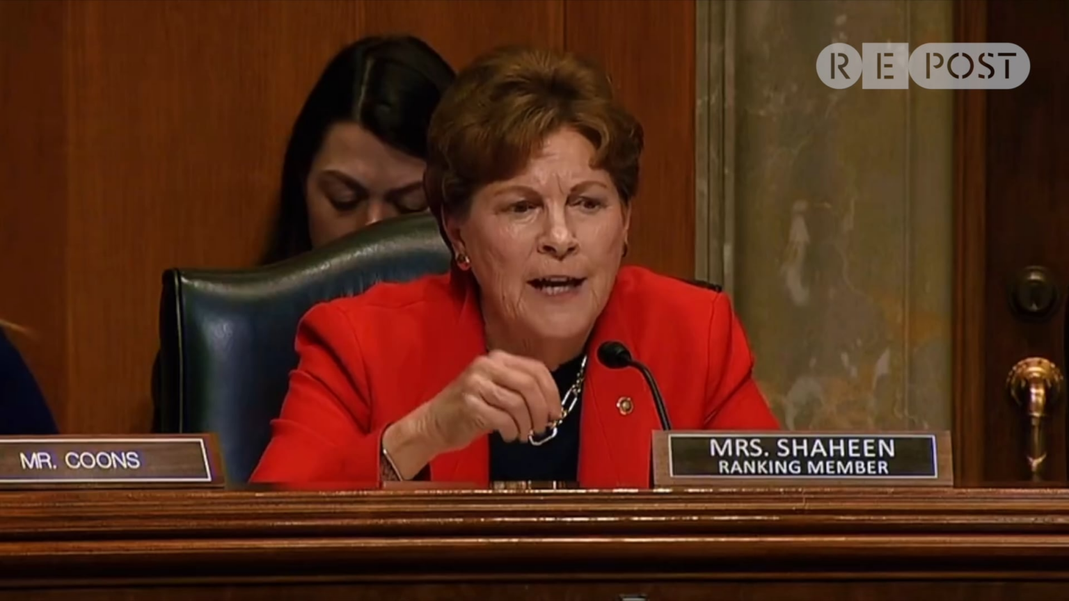上院議員の聴聞会で、ジャンヌ・シャヒーン上院議員は、プーチンが「フィドルのようにトランプを演じている」と言ったが、ルビオ長官は「ロシアとクレーン戦争に対する軍事的解決策はない」と答えた。