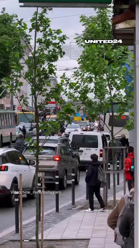 大人と子供はfall落したウクライナ兵に敬意を払うためにひざまずく