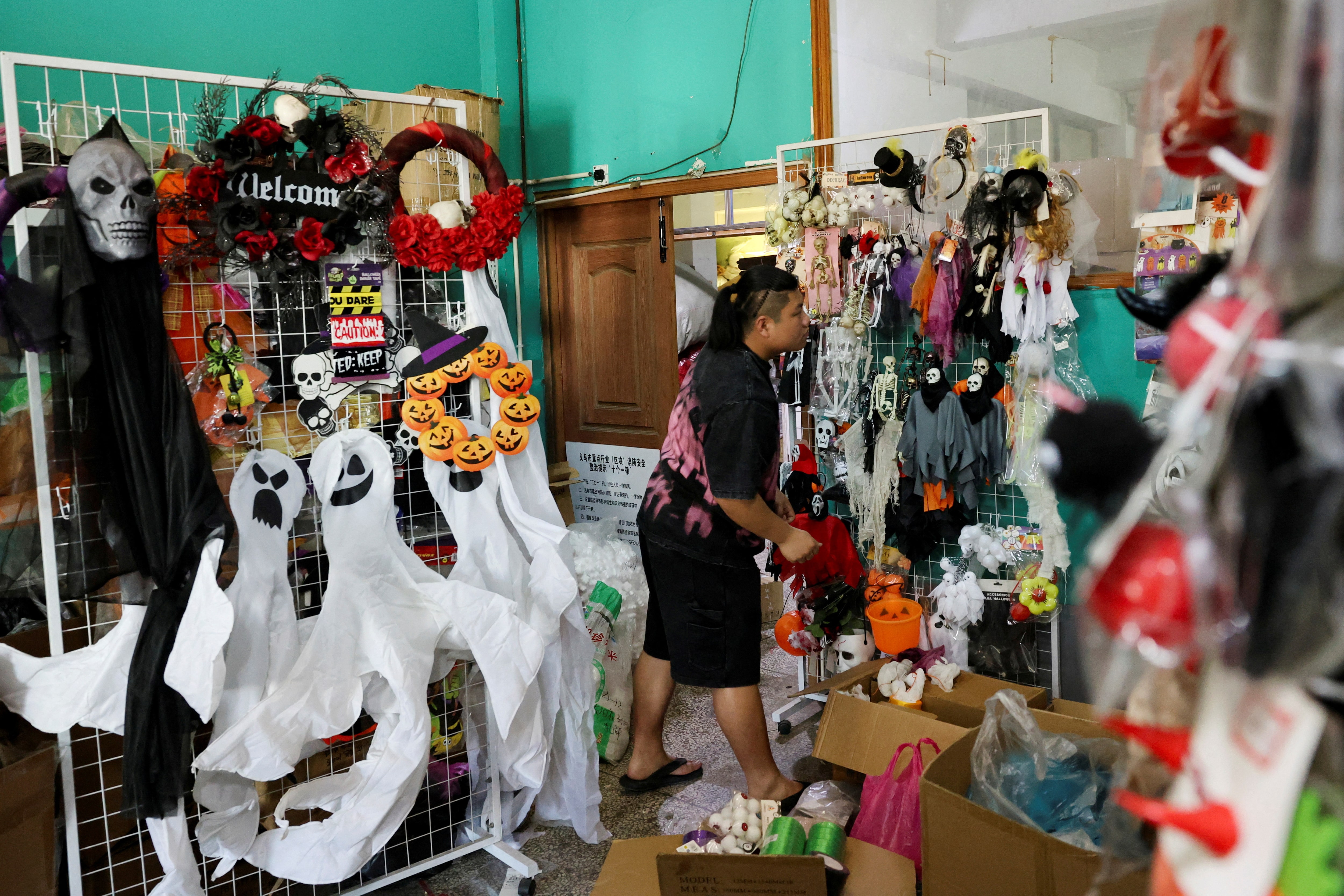 関税合意でも喜べない中国業者、ハロウィーン商品の輸出「間に合うか」