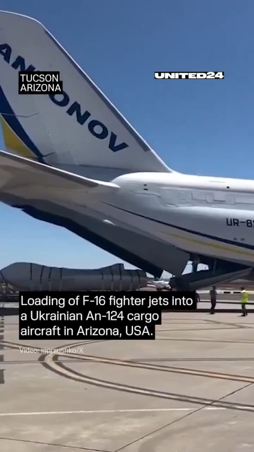 米国アリゾナにあるウクライナ人の124貨物航空機へのF-16戦闘機の積み込み
