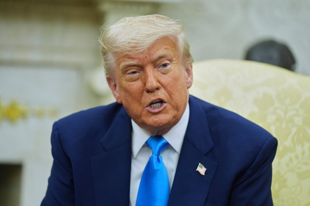 トランプは、「見苦しい風車」を止め、北海でより多くの石油を掘るのを止めるように賢明なことに言います