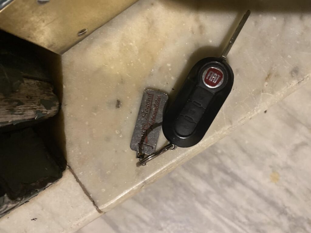 昨日（25.05）キーを見つけました。所有者がここにいるなら - 私は彼らを近くの階段に置いた