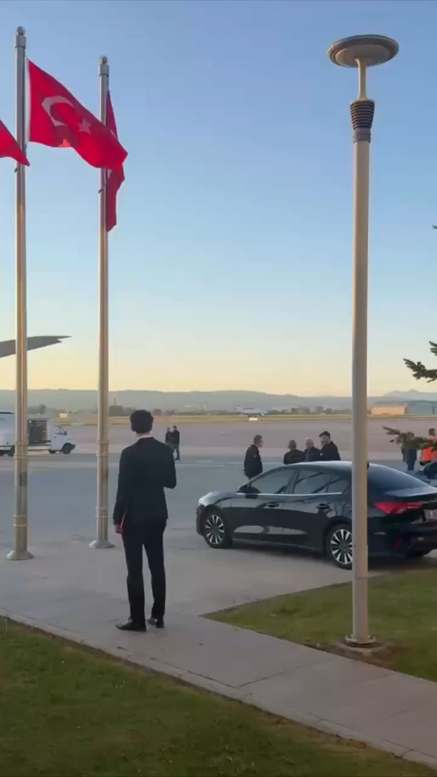 トルコをアルバニアに向けて、ゼレンスキーは交渉を彼の代表団に任せました。 co病者はまだ彼のバンカーに座っています。 2025年5月15日