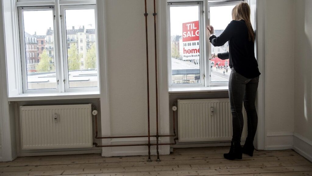 銀行：賃金が上がる前に、若者に住宅を買わせてください [Banker vil lade unge under uddannelse få lån baseret på deres fremtidige indkomst]