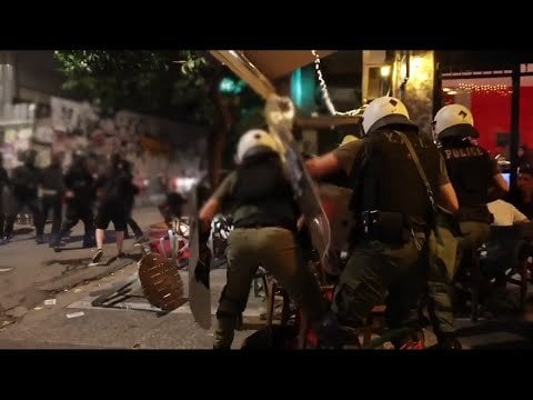 ExarchiaのNight of Chaosからの新しいビデオドキュメンタリー：2時間、彼らは壊れ、攻撃し、バーで人々を捕らえ、化学物質で近所をownれさせました