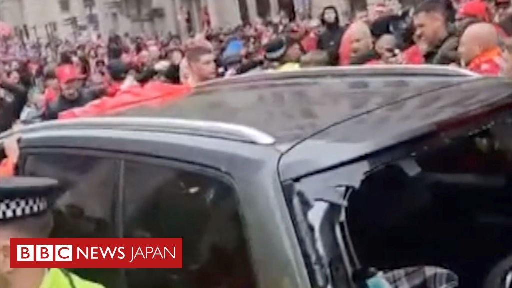 優勝パレードの沿道に車突っ込む、瞬間の映像　英リヴァプール - BBCニュース
