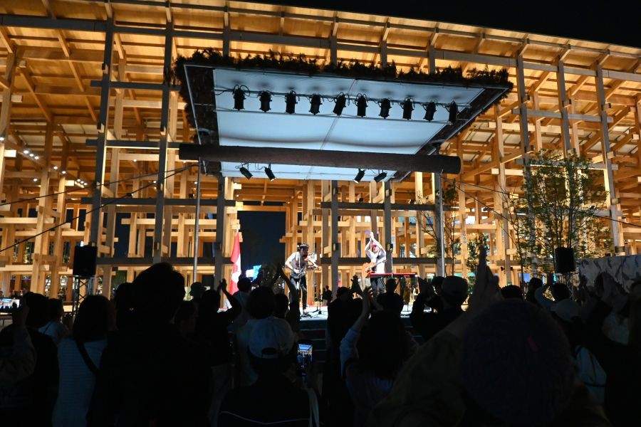をベースにダンスミュージックに昇華したパフォーマンスを展開したThe East Pointersのステージも大盛況（撮影5月14日：大阪・関西万博）