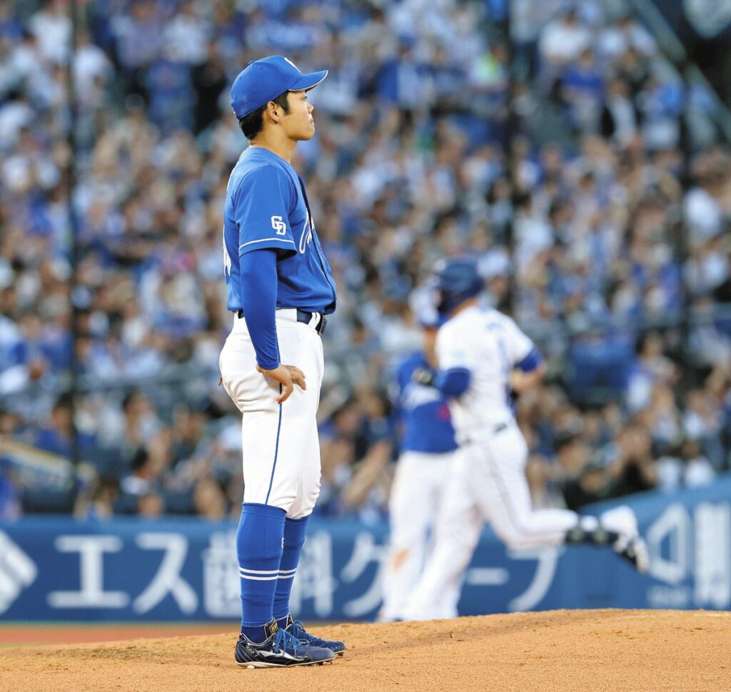 3回裏、DeNA・オースティン（右）に右越えのソロを浴びた根尾