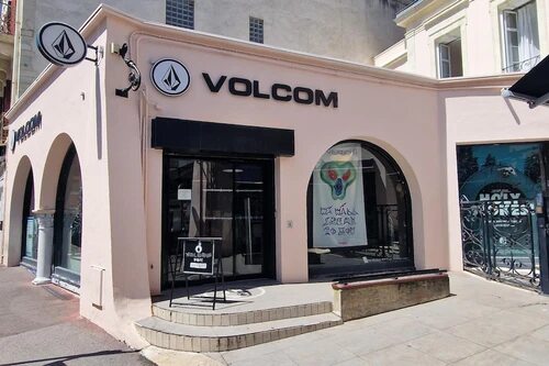 ビアリッツの中心部にあるボルコムの店舗