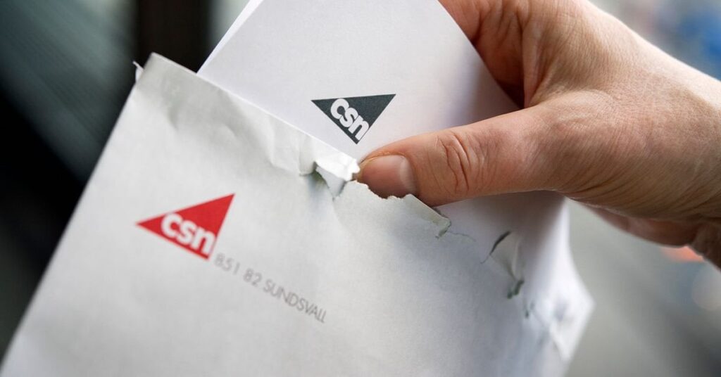 17,000人以上の学生がCSNに学習資金を返済することを余儀なくされています [eftersom de tjänat för mycket under studietiden]