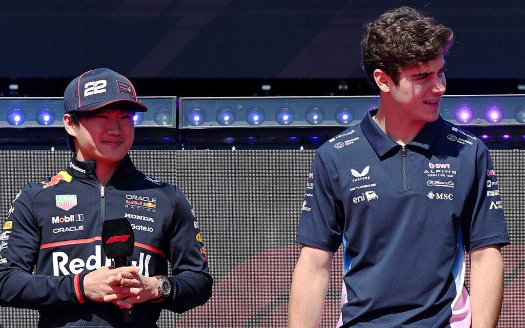 フリー走行前のファンステージで観客に向けてトークを行う角田裕毅（レッドブル・レーシング）とフランコ・コラピント（アルピーヌ）、2025年5月17日(土) F1エミリア・ロマーニャGP FP3（イモラ・サーキット）