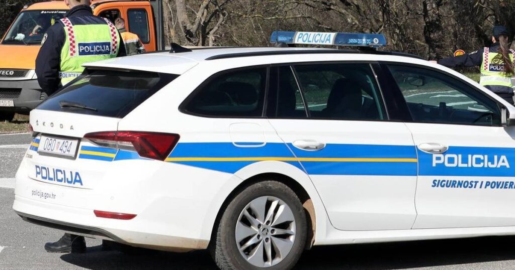 ポレチの警察に逃げ、子供たちを車に残して走り続けた