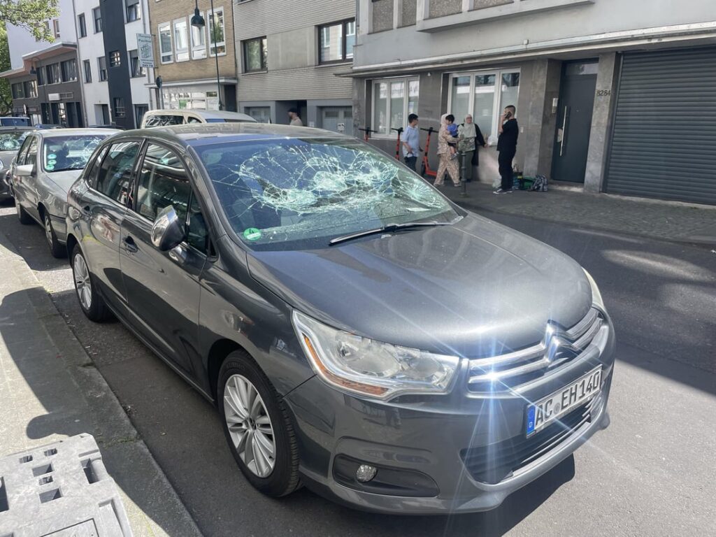 ホームレスは今フロントガラスを破壊します。