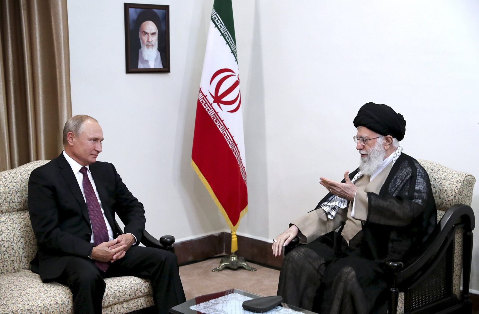イランは、米国の核緊張が高まるにつれてロシアの防衛協定を封印する