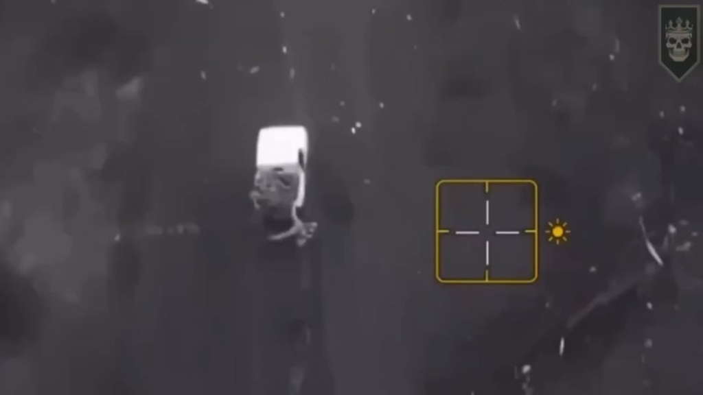 ロシアの兵士は、その後ろにラゾールワイヤーを引きずり込む車から落ちます。