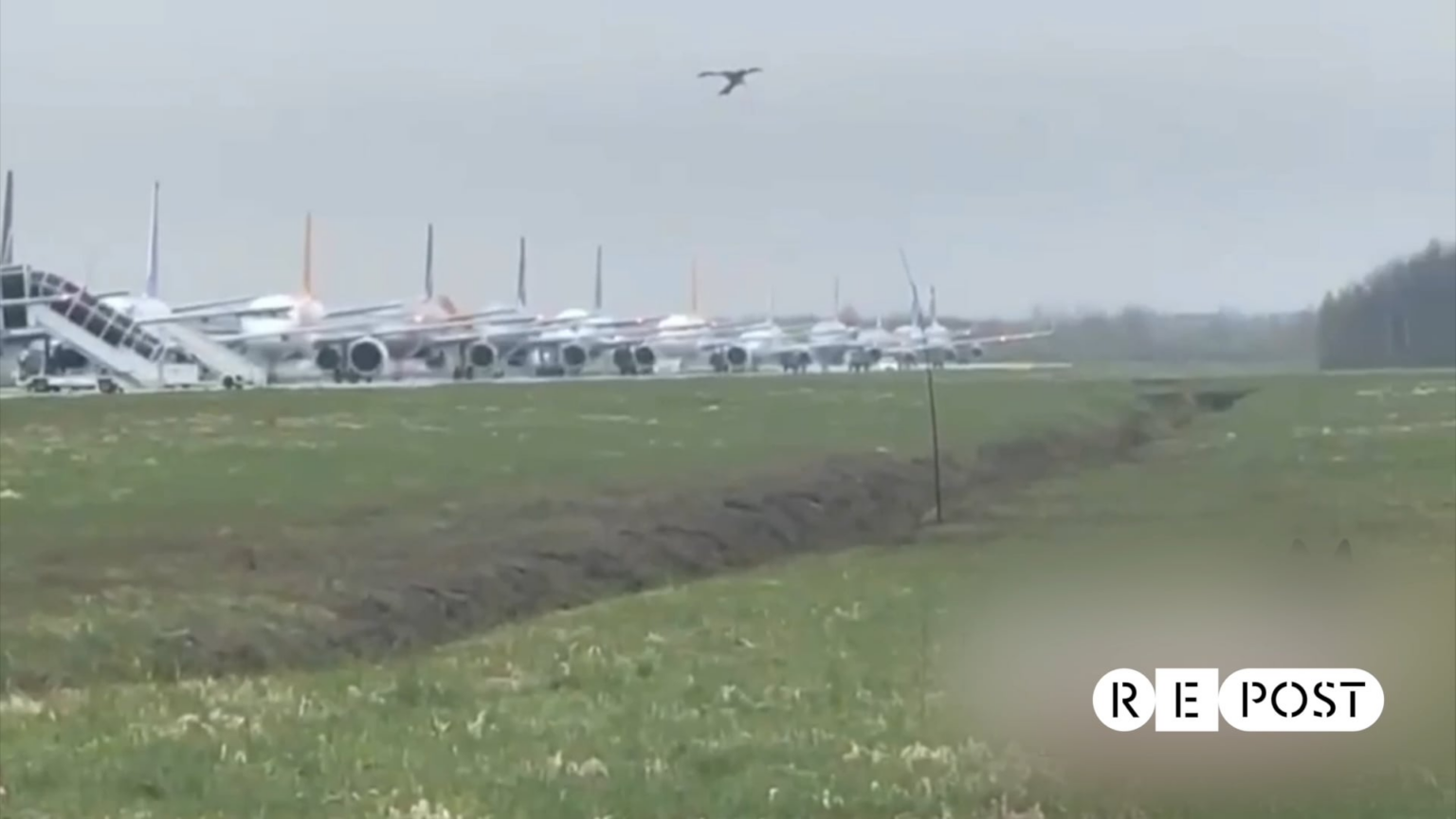 サンクトペテルブルクのプルコボ空港の長い飛行機。一晩、モスクワへの大量のウクライナのドローン攻撃により、数十のフライトがそこに流用されました。
