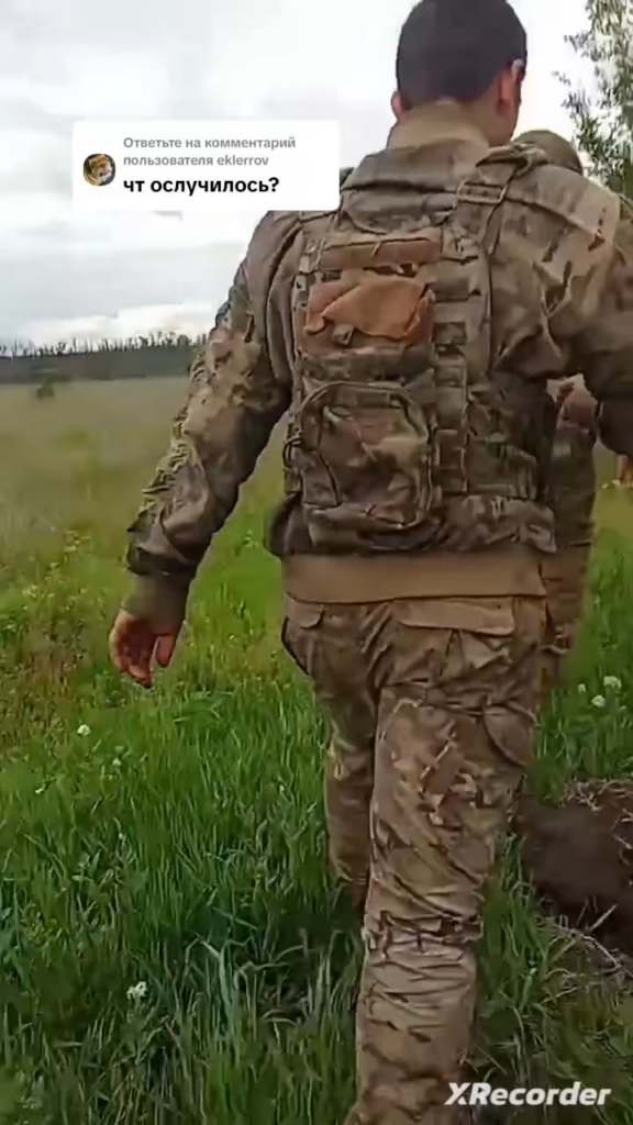 オープンフィールド映画を歩いているロシアの兵士は、彼の同志が反人物鉱山に足を踏み入れて負傷した瞬間（2025年5月23日に公開）
