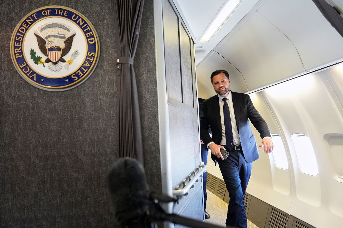 19日、米副大統領専用機内の会見場に到着するバンス副大統領/Jacquelyn Martin/Pool/Getty Images via CNN Newsource