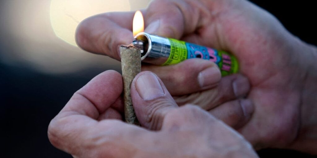 マリファナ税は現在、ニューメキシコ州の家族への750ドルの弦に適合した毎月の支払いに資金を提供しています