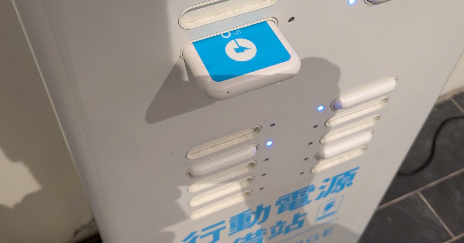 日本で良く見かけるスマホ充電スタンドを台湾で見つけた件　どうやれば使えるのか？：ふぉーんなハナシ - ITmedia Mobile - ITmedia