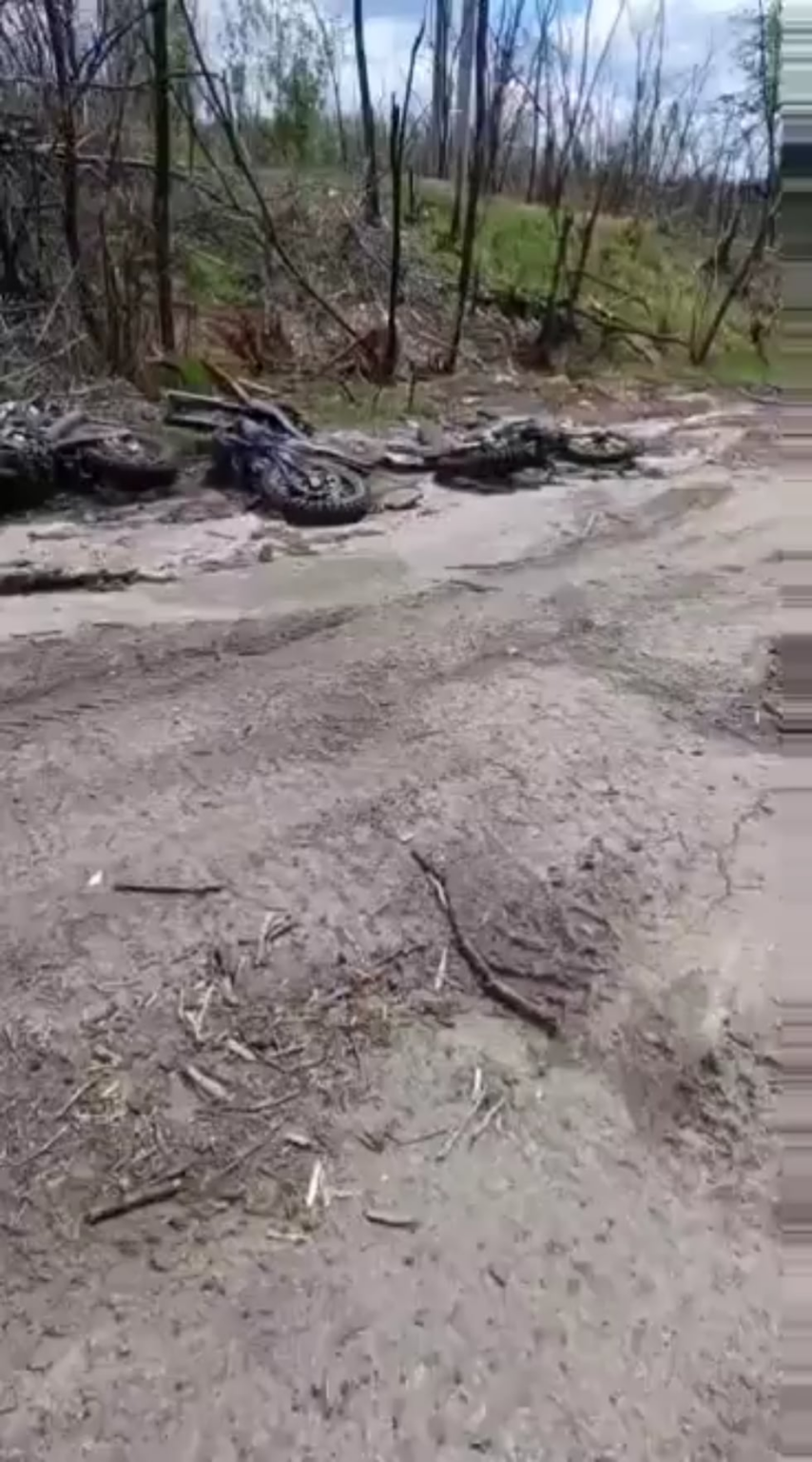 2人のロシアの兵士は、失敗したロシアの攻撃の散らばった遺跡を調べました。彼らの同志の1つは、APCのトラックの下にあります。 [NSFW]