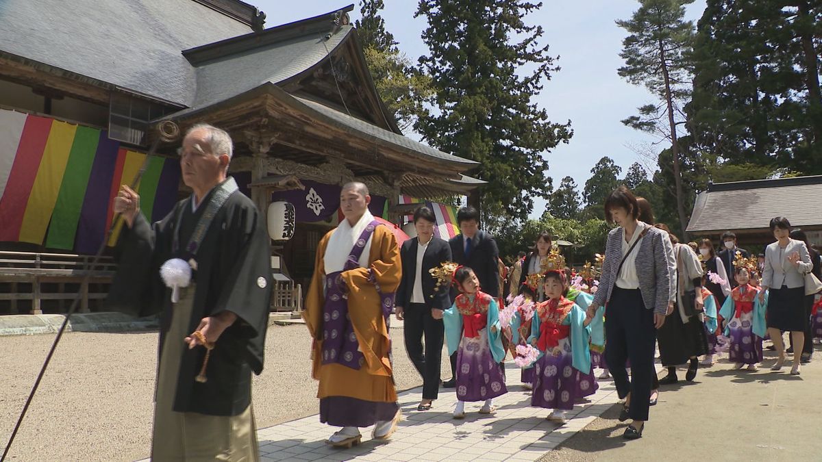 岩手県平泉町で恒例の「春の藤原まつり」始まる　初日は平安時代の装束を着た子どもたちによる「稚児行列」