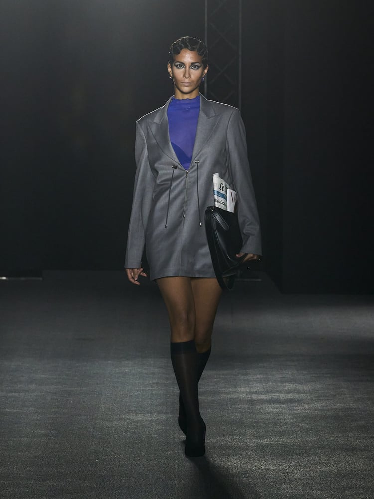 2024年9月にパリで開催されたシェインのファッションショーのシルエット。