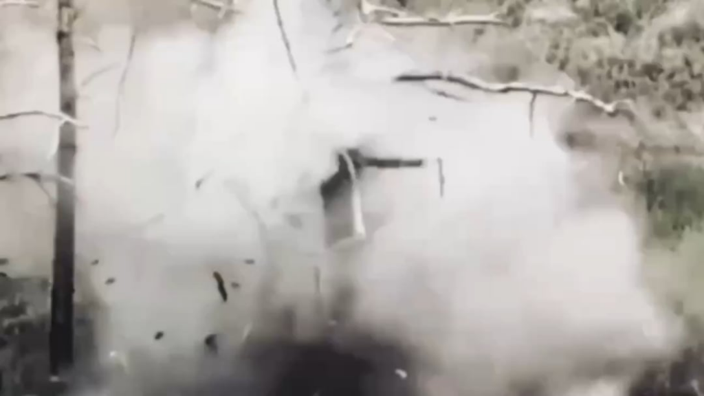 ロシアの兵士は、ウクライナの最前線に沿って木に登ることで、ウクライナのFPVから隠そうとしました。 2025年5月