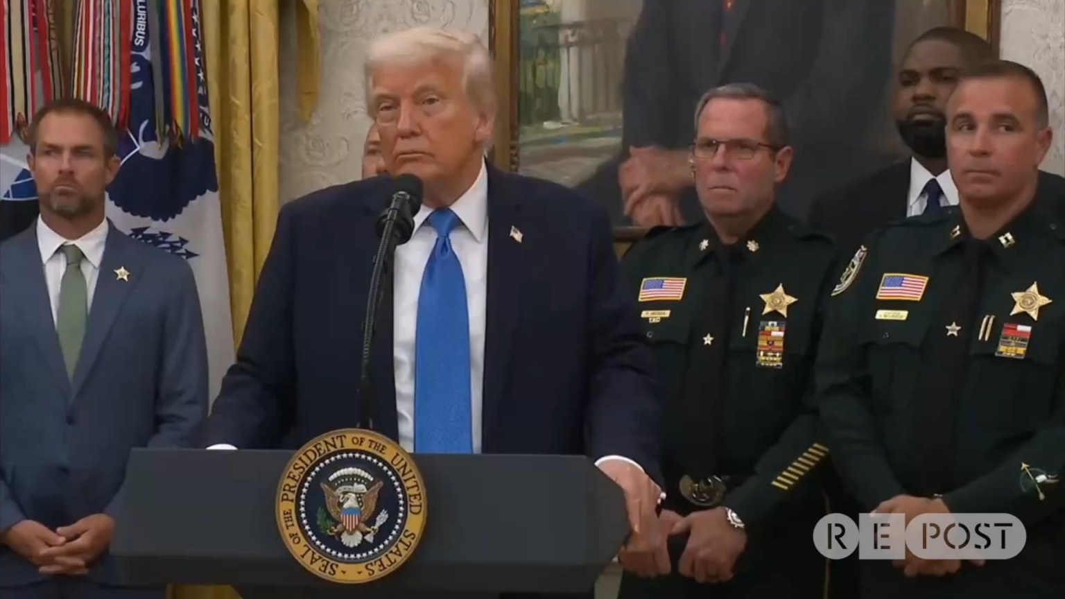 トランプは、ウクライナ戦争は彼ではなく、彼は「赤い線」（彼の頭の中に）を持っていると言います。その後、米国は和平交渉を終了します