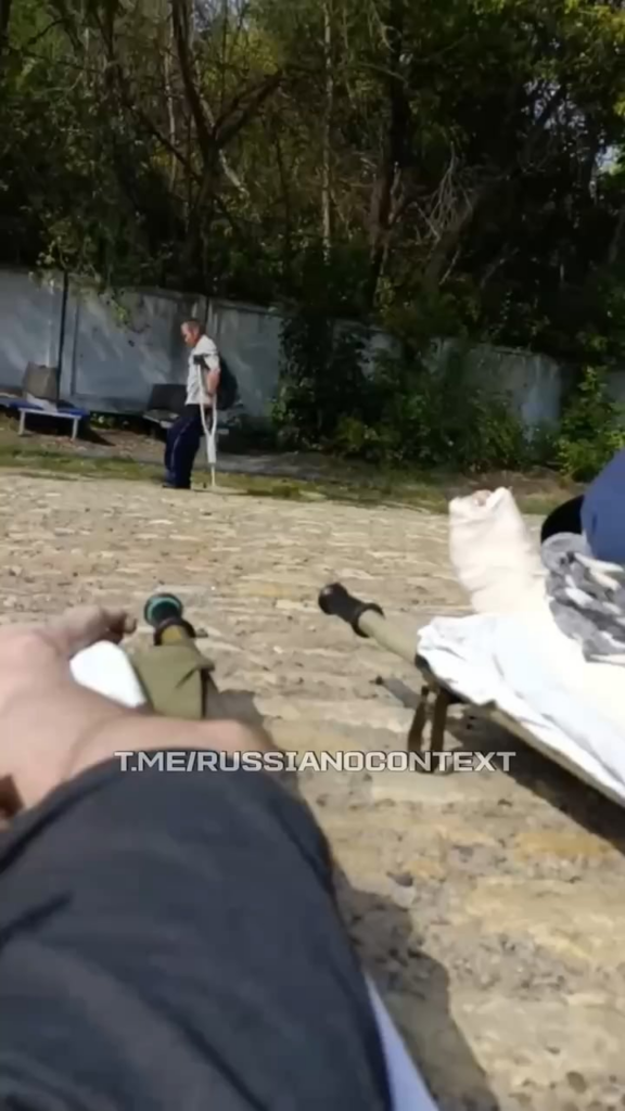 負傷したロシアの兵士のトンは、フロントラインから離れて運ばれた後、長い間オープンにレイアウトされています