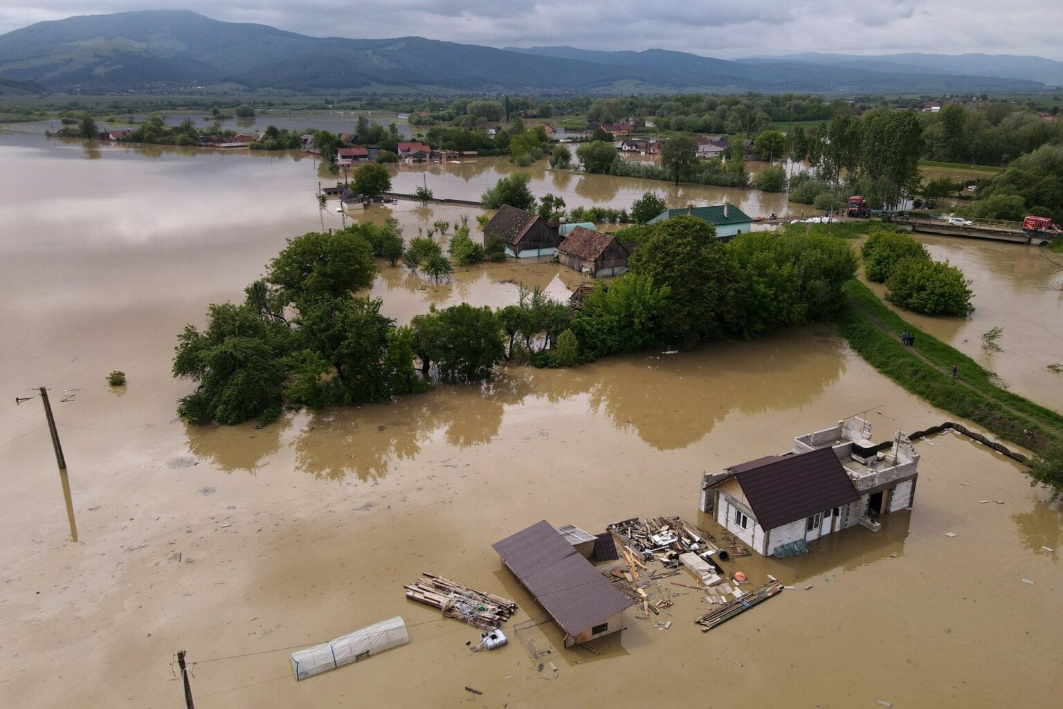 nicușordanは、洪水による崩壊の危険にさらされてサリナ・ポリドに行きます-hotnews.ro