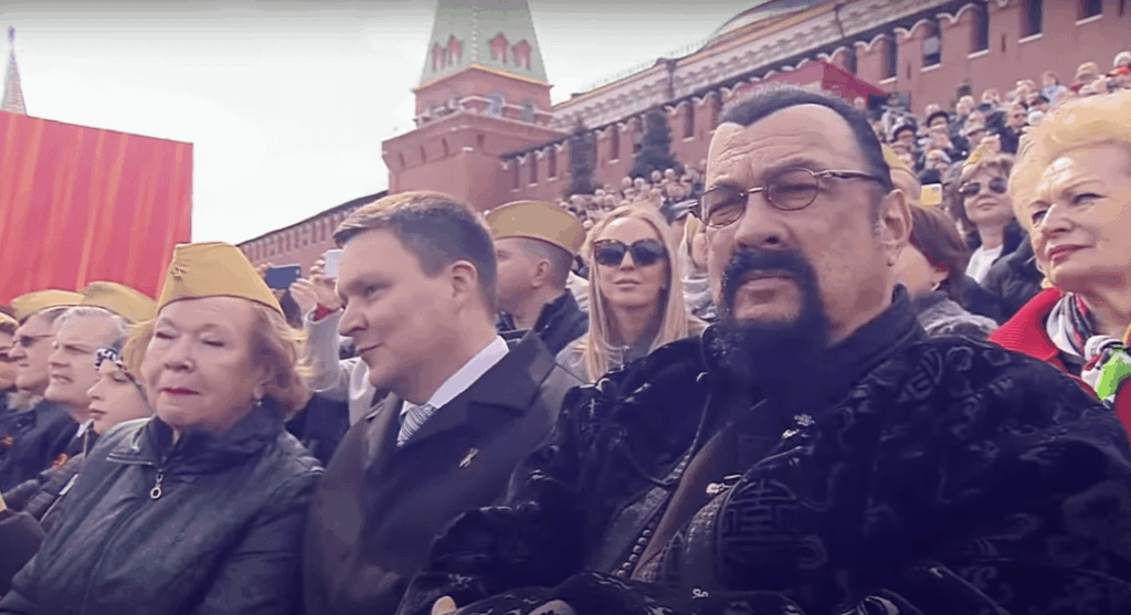 ロシアの5月9日を楽しんでいる裏切り者スティーブン・シーガル